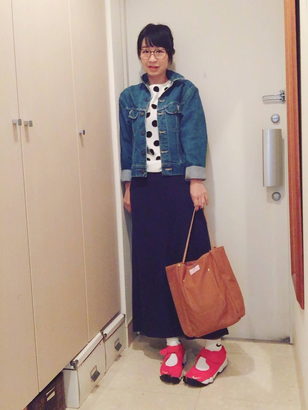 「Gジャン、LEE、Dot＆Stripes CHILD　WOMAN、ドット、スウェットスカート、GU、NIKE、エアリフト、bagnnoun、めがね」｜「Zoffのアイテム（メガネ、ブラウン系）」を使った、ナオさん（レディース・162cm）の秋コーディネートの1枚目の写真