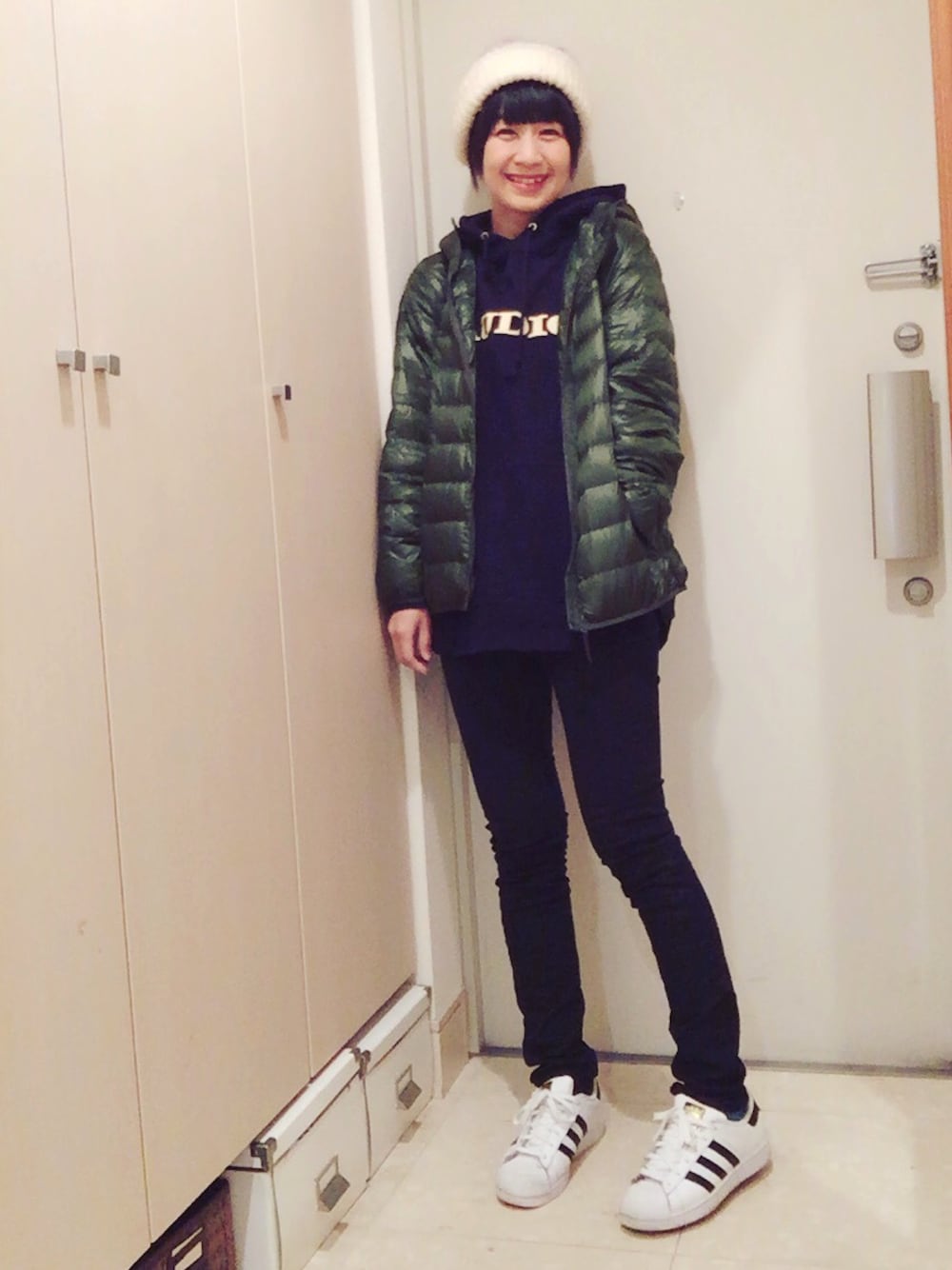 「ライブ、ライブスタイル、パンツスタイル、adidas、パーカー、スウェット、藤井隆、ニット帽、UNIQLO、ダウンジャケット」｜「no brandのアイテム（ニットキャップ/ビーニー、ホワイト系）」を使った、ナオさん（レディース・162cm）の秋コーディネートの1枚目の写真