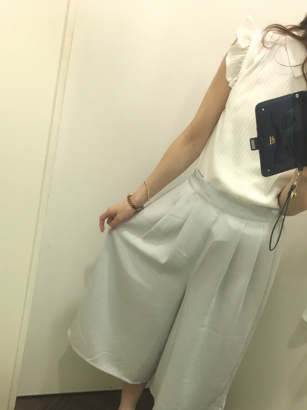 「オトナカジュアル、ゆるコーデ、楽チンコーデ、ガウチョパンツ、ootd、outfit、white、gray」｜「earth music&ecologyの【2016Summer】ポリエステルガウチョパンツ（その他パンツ、グレー系）」を使った、yuuさん（レディース・153cm）の春コーディネートの1枚目の写真
