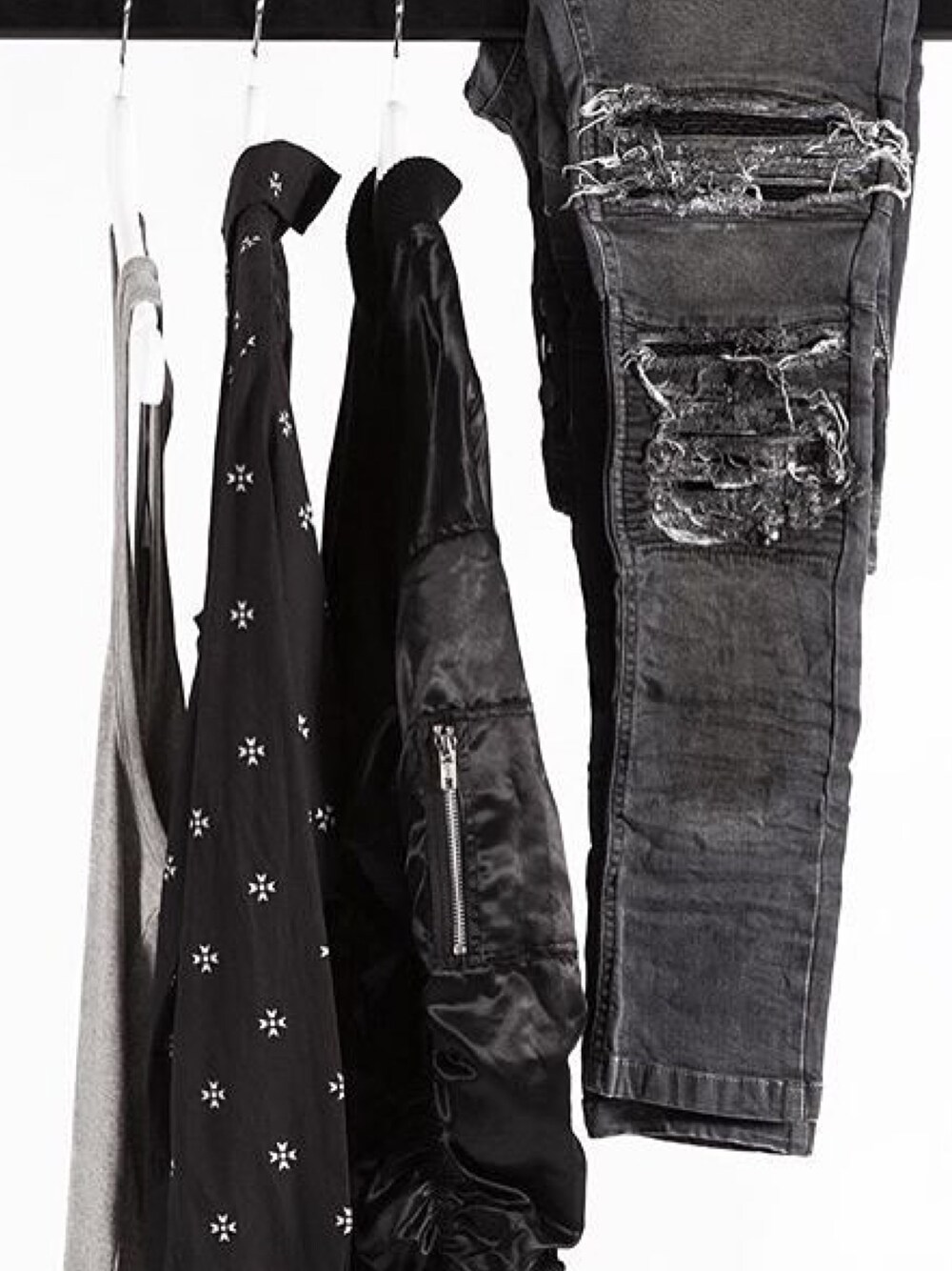 「otheruk、ALLBLACK、black、mode、fashion、sneaker、fashionオタク、お洒落、graphic、camera」｜「Other Ukのアイテム（デニムパンツ、ブラック系）」を使った、takuyaさん（メンズ・186cm）の秋コーディネートの1枚目の写真