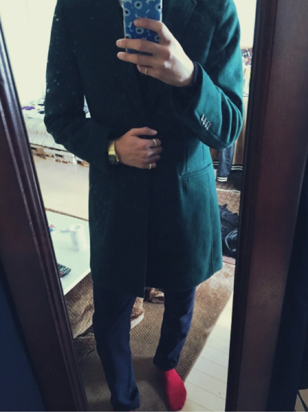 「green label relaxingのアイテム（チェスターコート、グリーン系）」を使った、takaさん（メンズ・183cm）の冬コーディネートの1枚目の写真