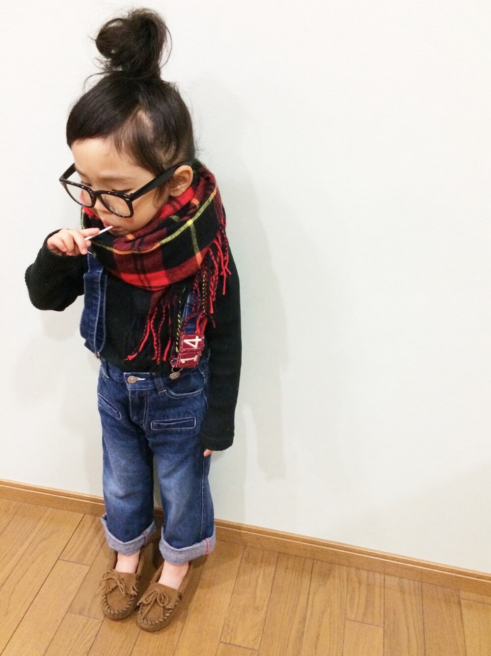 「黒タートルネック、サス付きパンツ、チェックストール」｜「ベルメゾンのアイテム（その他トップス、ブラック系）」を使った、sacoさん（キッズ・100cm）の秋コーディネートの1枚目の写真