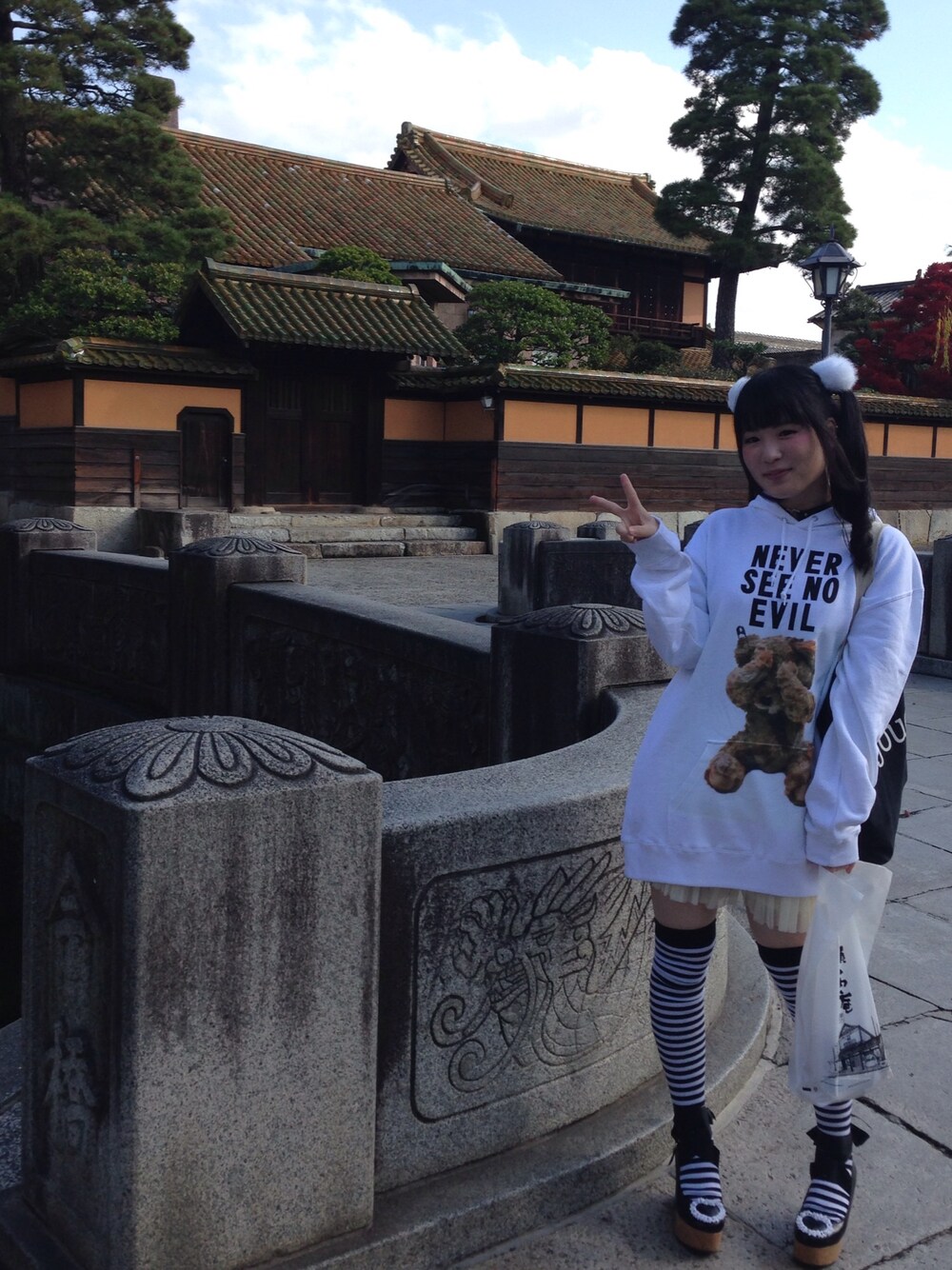 「MILKBOYのSEE NO BEAR パーカー（パーカー、ホワイト系）」を使った、まなてぃえんぬさん（レディース・153cm）の冬コーディネートの1枚目の写真
