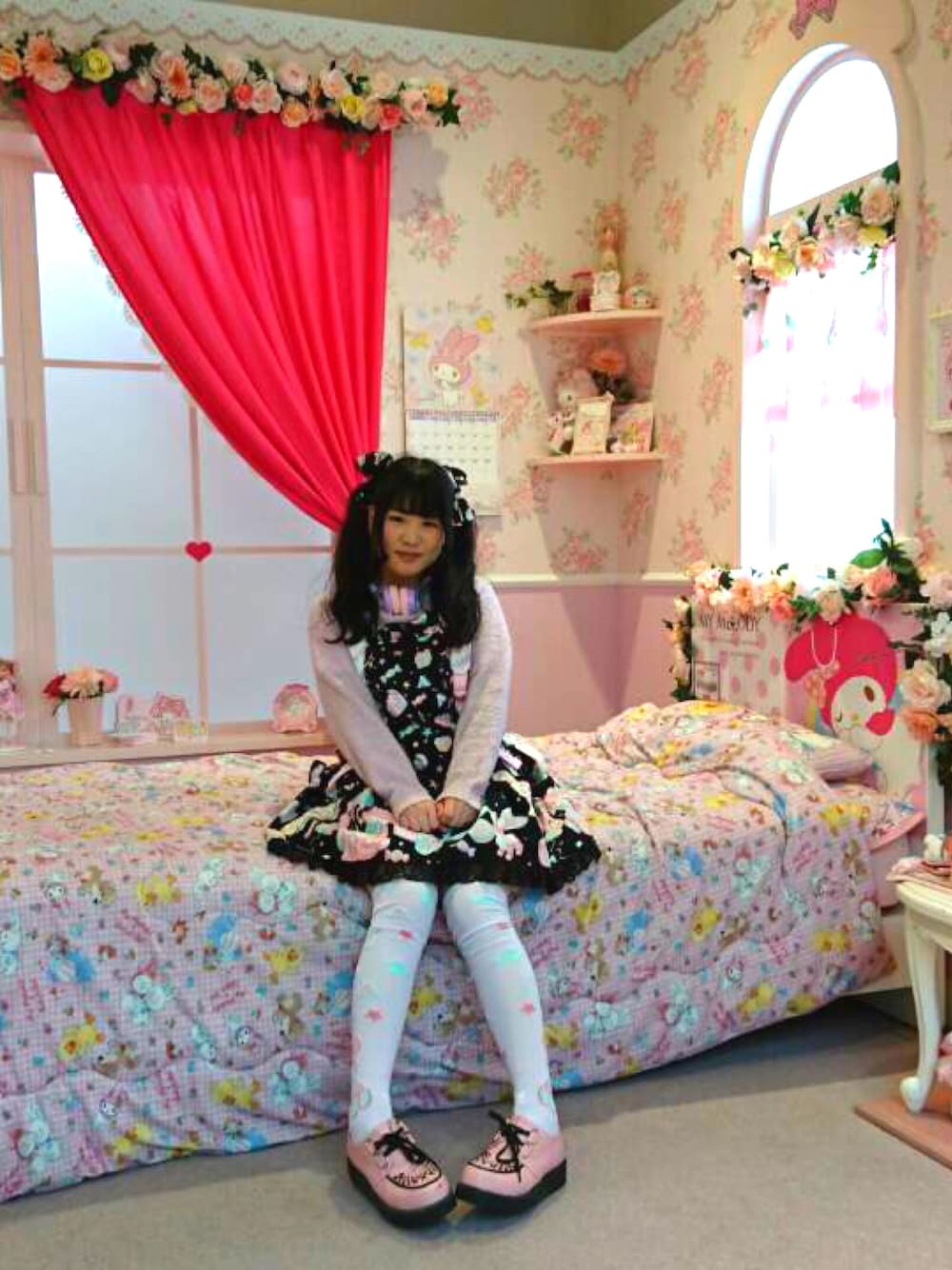 「Angelic Prettyのアイテム（サロペット/オーバーオール、ブラック系）」を使った、まなてぃえんぬさん（レディース・153cm）の春コーディネートの1枚目の写真
