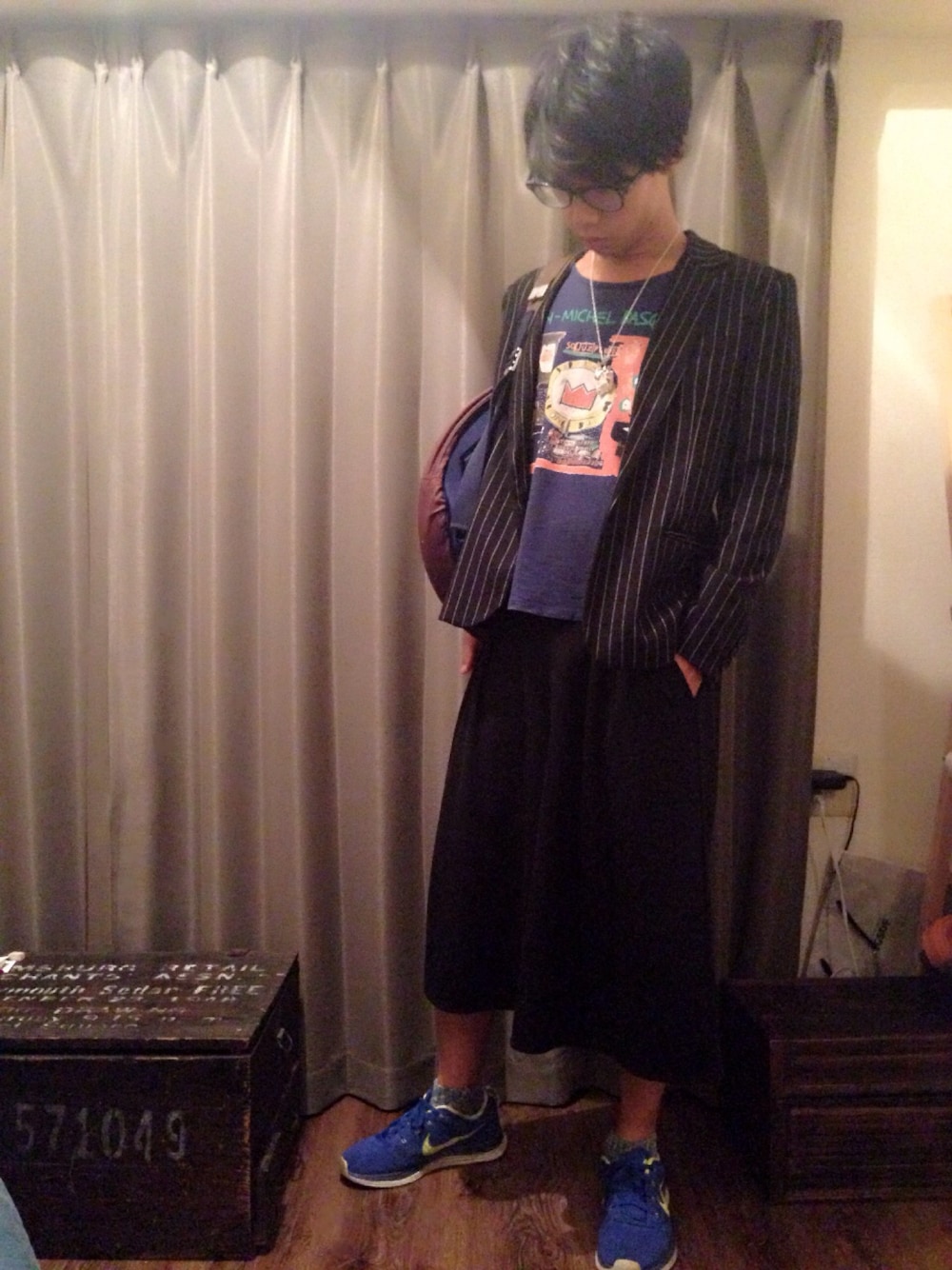 ブラック系のテーラードジャケット、ブルー系のTシャツ/カットソー、レッド系のバックパック/リュックを着用したメンズの秋コーディネートの1枚目の写真