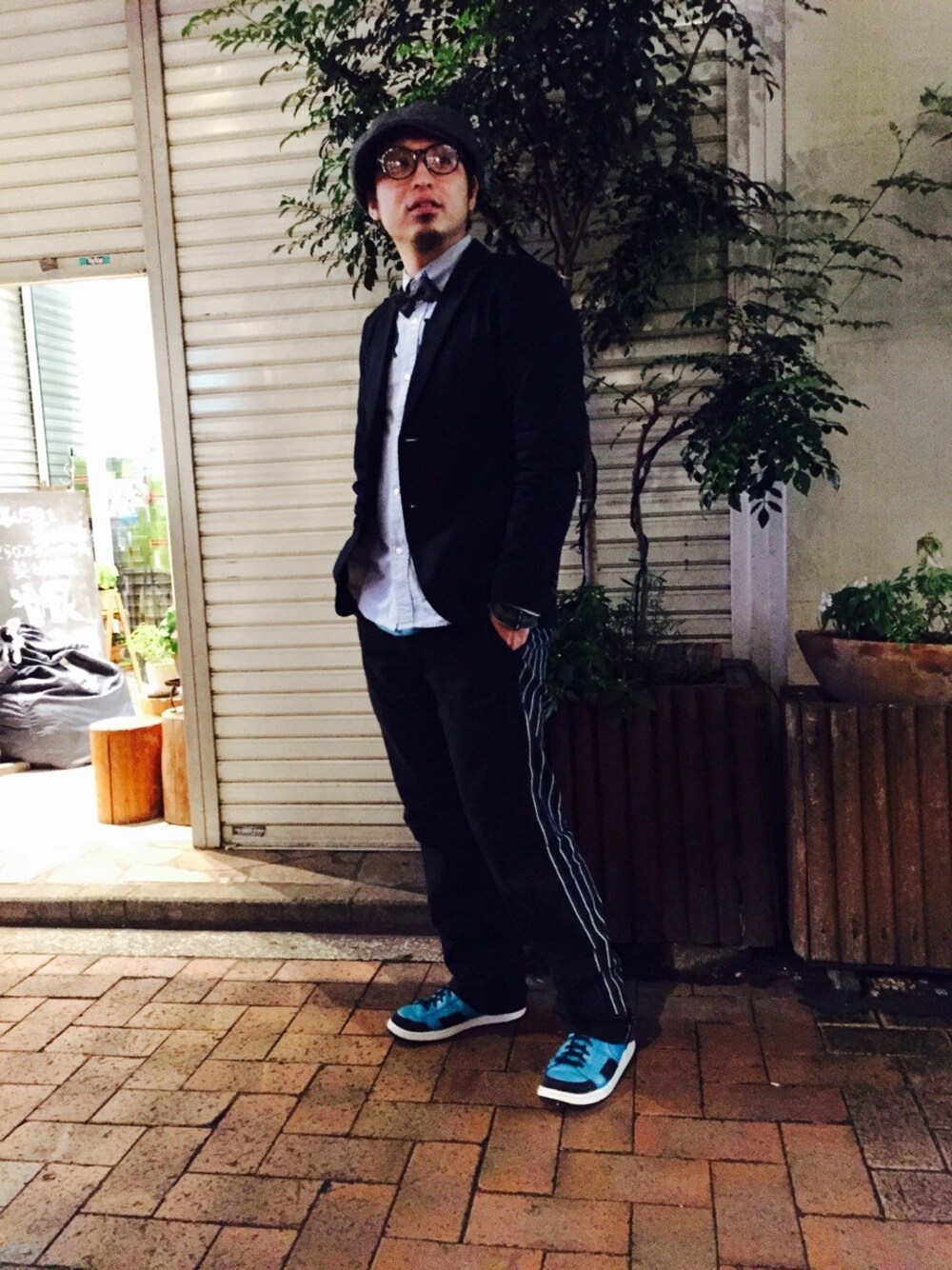 「蝶ネクタイ、テーラードジャケット、キャスケット、メガネ男子、めがね、ボタンダウンシャツ、シャツスタイル、スニーカー、吉祥寺」｜「polcadotのアイテム（キャスケット、グレー系）」を使った、mozさん（メンズ・173cm）の秋コーディネートの1枚目の写真