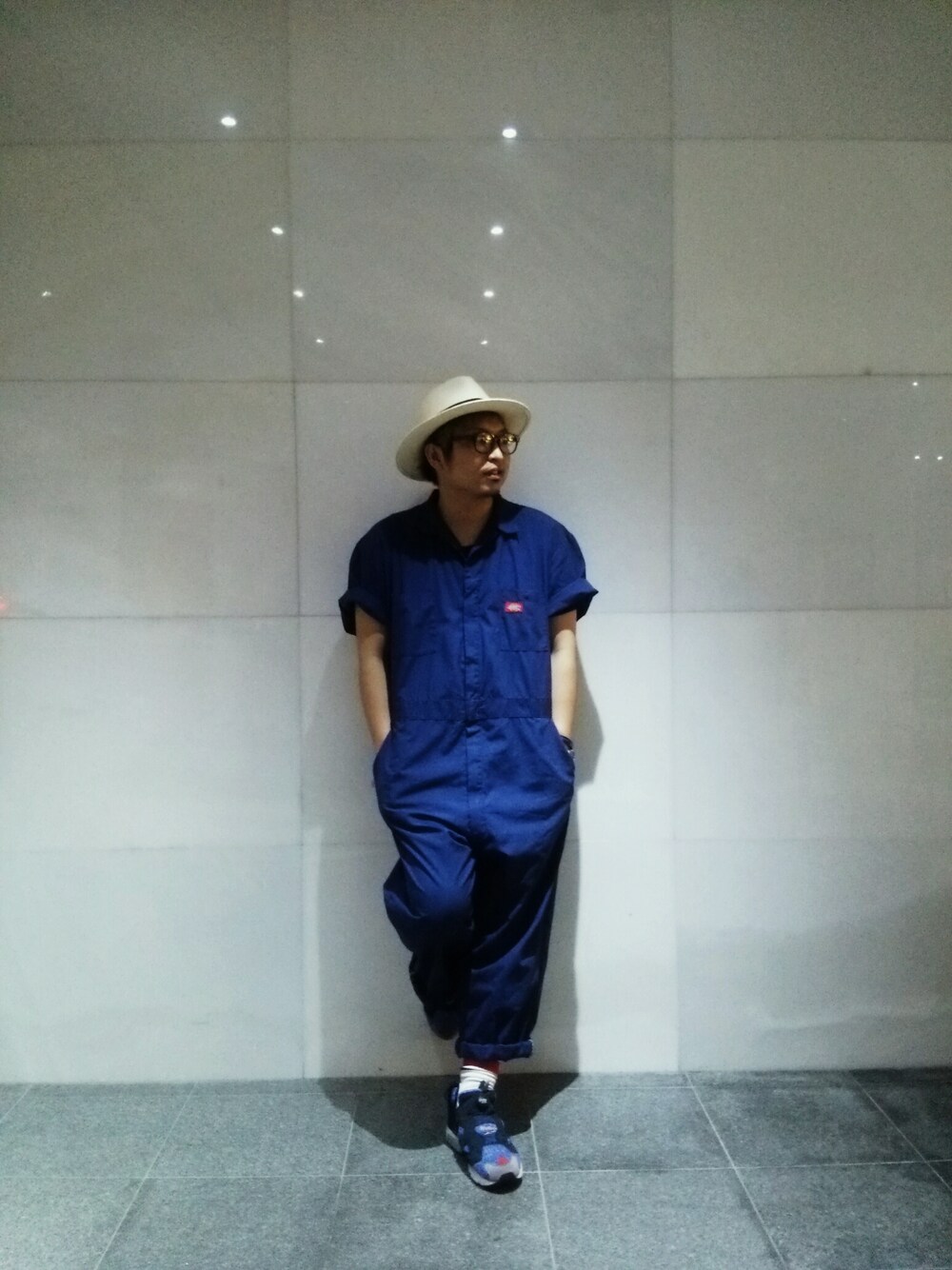 「原宿、パナマハット、ツバ広ハット、だて眼鏡、つなぎ、ポンプフューリー、whiz、スニーカー」｜「Dickiesのアイテム（オールインワン・サロペット、ブルー系）」を使った、mozさん（メンズ・173cm）の夏コーディネートの1枚目の写真