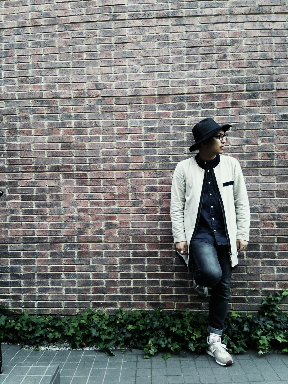「秋服、ツバ広ハット、スニーカー、シンプル、UNIQLO、メガネ男子、street、ニューバランス、原宿、デニム」｜「polcadotのアイテム（帽子、ブラック系）」を使った、mozさん（メンズ・173cm）の秋コーディネートの1枚目の写真