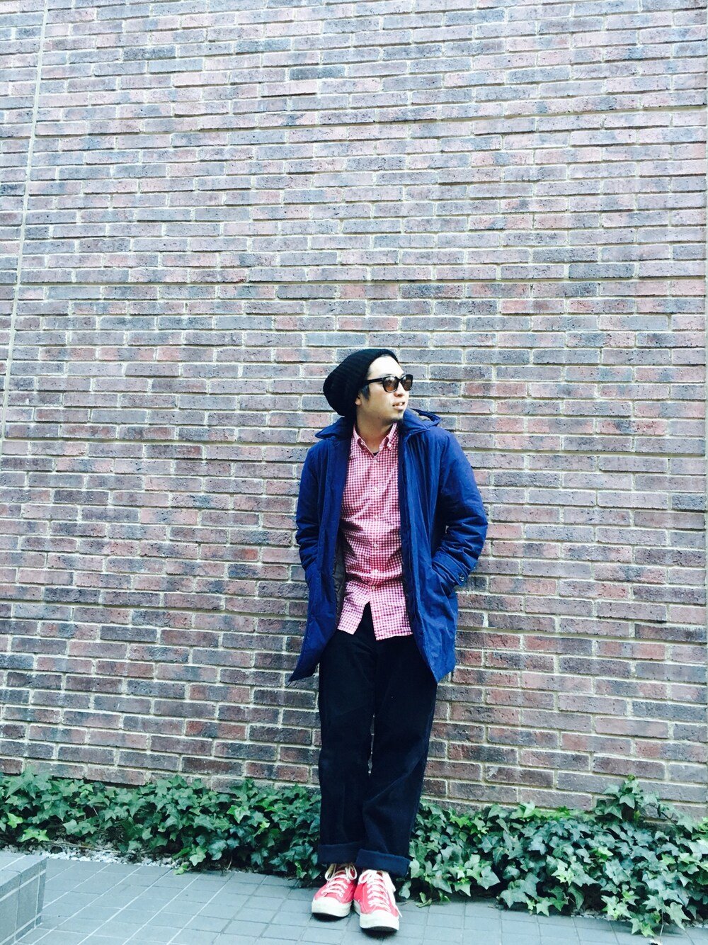 「ニット帽、サングラス、チエックシャツ、ギンガムチェック、UNIQLO、GU、コーデュロイ、大人カジュアル、スニーカー、原宿」｜「polcadotのアイテム（ニットキャップ/ビーニー、ブラック系）」を使った、mozさん（メンズ・173cm）の冬コーディネートの1枚目の写真