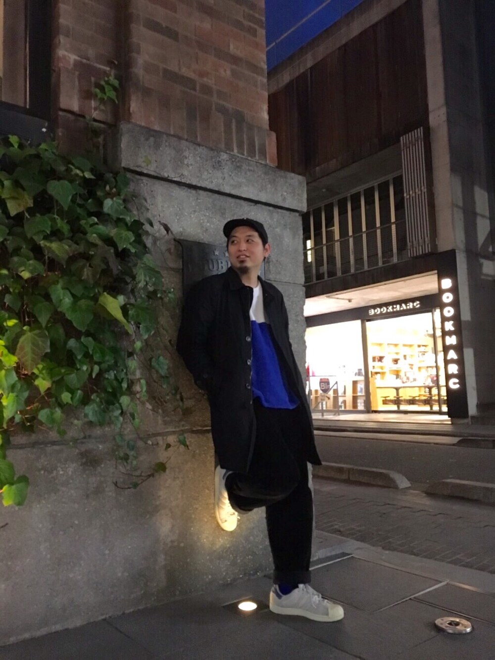 「シンプルコーデ、UNIQLO、シャツスタイル、古着MIX、バイカラー、大人カジュアル、キャップ、スーパースター、スニーカー、原宿」｜「improveのアイテム（キャップ、ブラック系）」を使った、mozさん（メンズ・173cm）の冬コーディネートの1枚目の写真