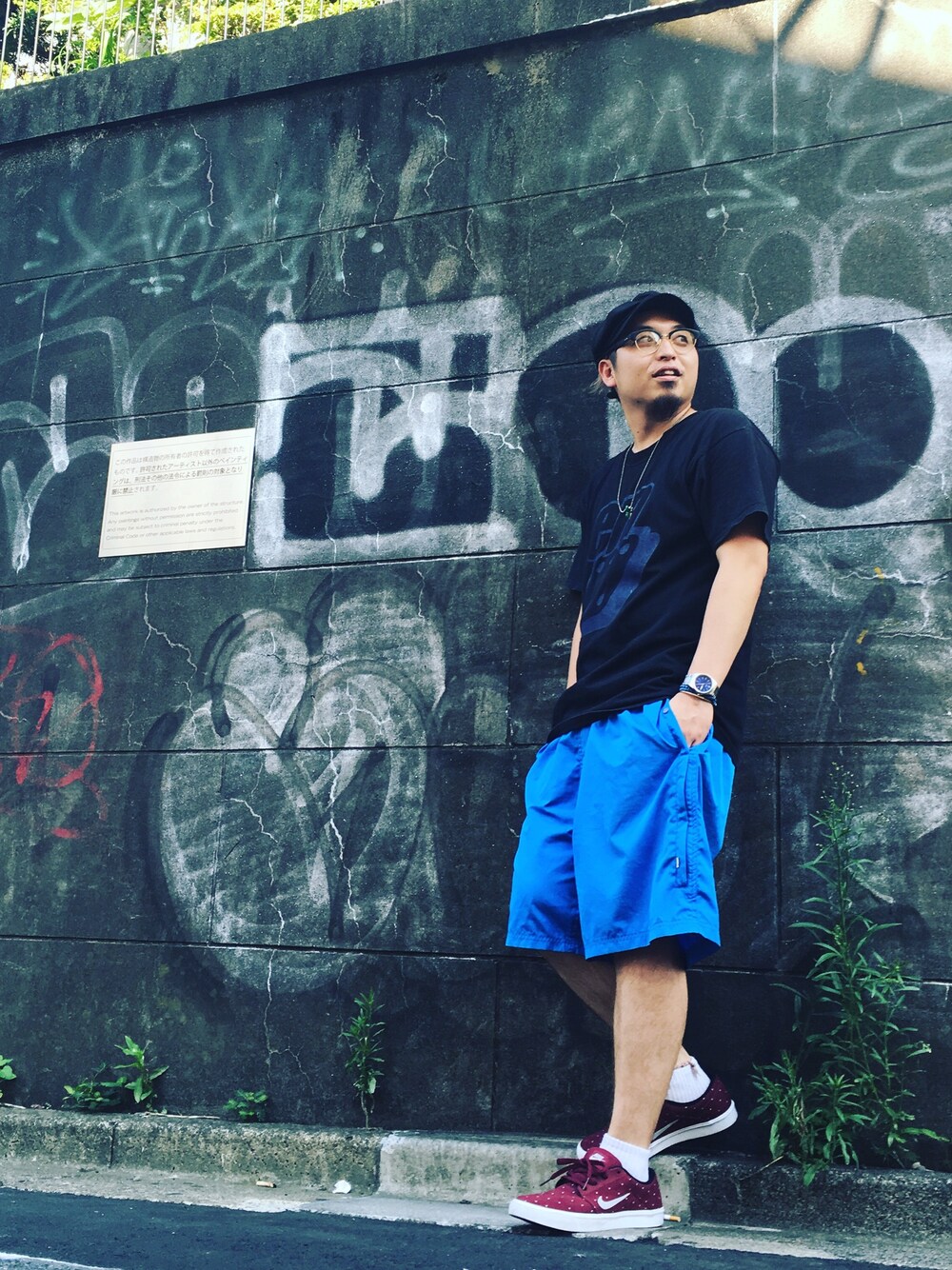 「夏、Tシャツ、大人カジュアル、ハーフパンツ、ショーツ、キャスケット、めがね、スニーカー、ストリート、原宿」｜「ワーズのアイテム（キャスケット、ブラック系）」を使った、mozさん（メンズ・173cm）の夏コーディネートの1枚目の写真