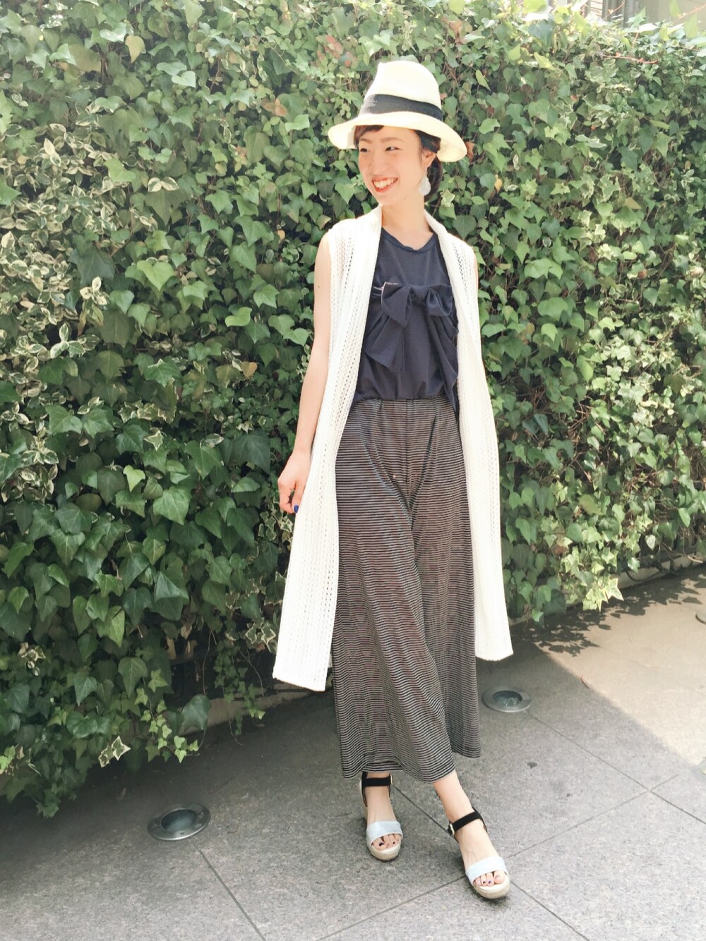「カジュアル、ボーダー、summer、リボン、コンビネゾン、ラフ、パンツスタイル、厚底サンダル、ゆるコーデ、むぎわら帽子」｜「Paradise Picnicのgrace MIDDAYハット（ハット、ホワイト系）」を使った、chiiiiiさん（レディース・161cm）の夏コーディネートの1枚目の写真