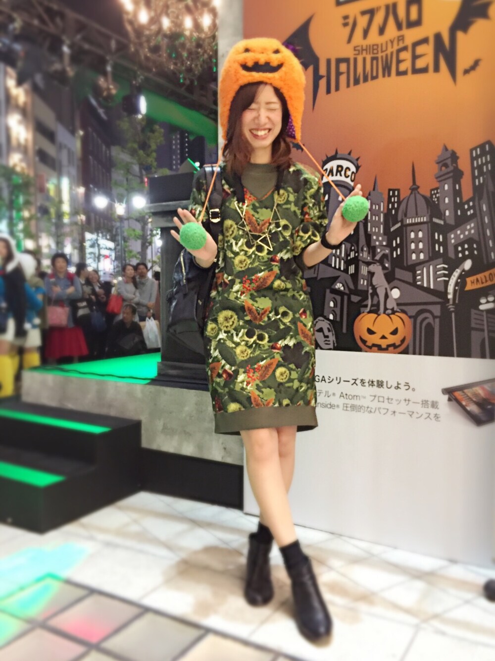 グリーン系のワンピース、ブラック系のバックパック/リュックを着用したレディースの秋コーディネートの1枚目の写真