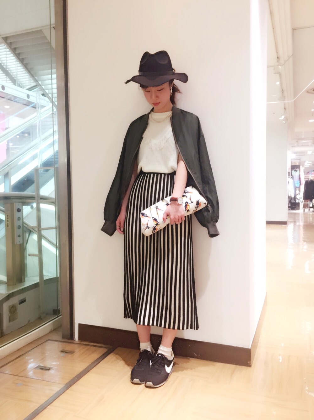 「MA-1、ストライプ、 ニット、大人カジュアル、休日スタイル、ラフ、ポニーテール、 春コーデ、 カジュアル、甘辛mix」｜「Paradise Picnicのソフトナイロンブルゾン（ブルゾン、グリーン系）」を使った、chiiiiiさん（レディース・161cm）の冬コーディネートの1枚目の写真