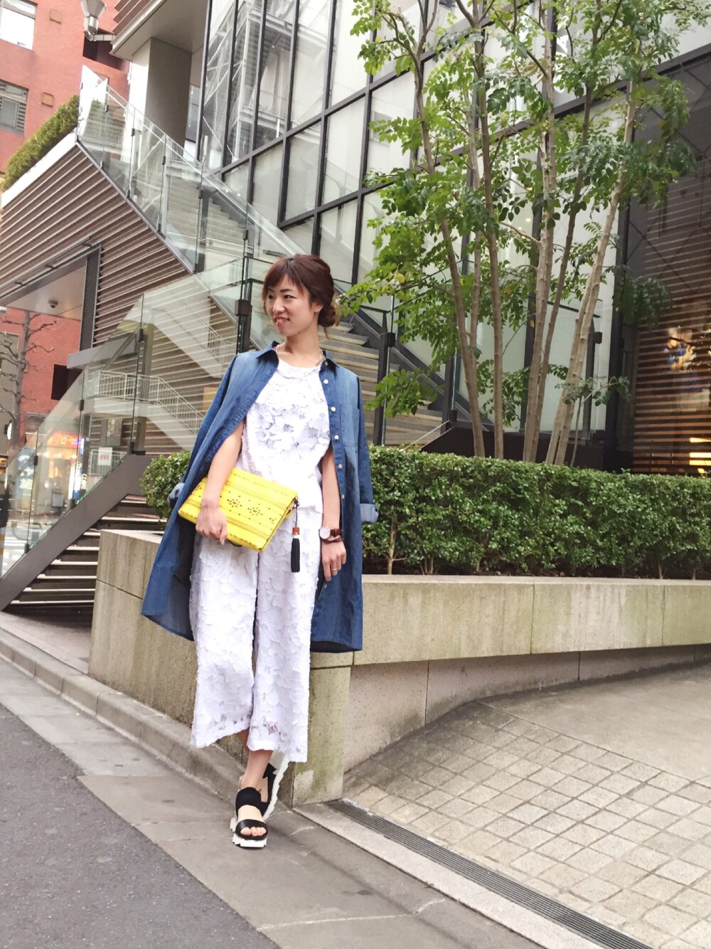 「セットアップ、 デニム、 デニムジャケット、 ワイドパンツ、 春、 大人カジュアル、 爽やかコーデ、 ホワイト×ブルー、 ラフスタイル、 BIGシルエット」｜「Paradise Picnicのライトオンスデニム BIGデニムシャツ（シャツ/ブラウス、ブルー系）」を使った、chiiiiiさん（レディース・161cm）の冬コーディネートの1枚目の写真