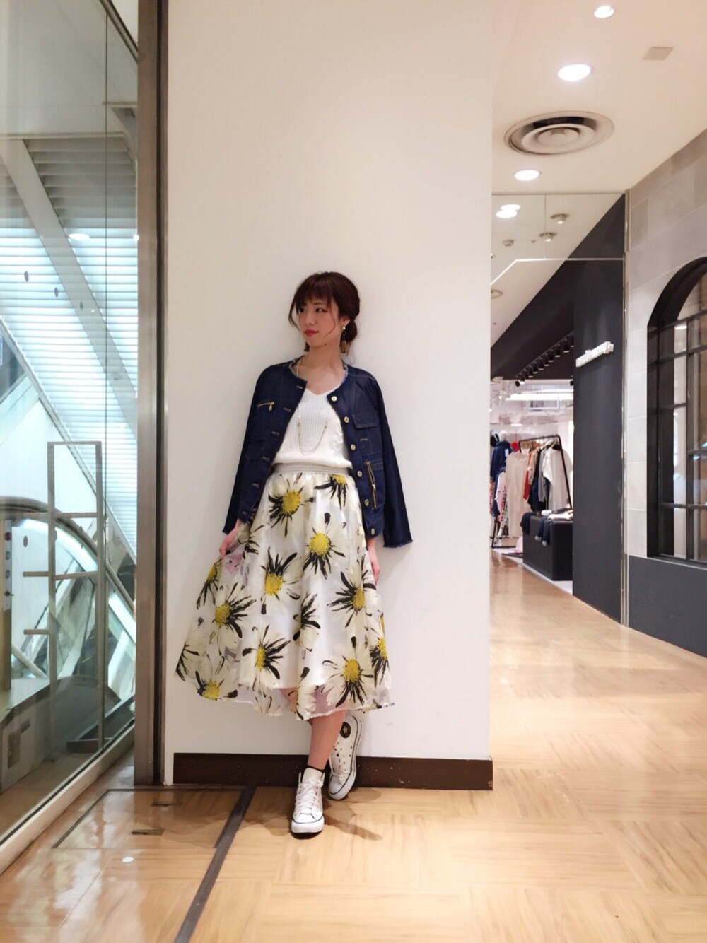 「マーガレット、サーキュラースカート、春コーデ、デニム、ニットベスト、ミディ丈スカート、コンバース、スニーカー、デート、春」｜「Paradise PicnicのVネックノースリーブニット TOP（ニット/セーター、ホワイト系）」を使った、chiiiiiさん（レディース・161cm）の春コーディネートの1枚目の写真