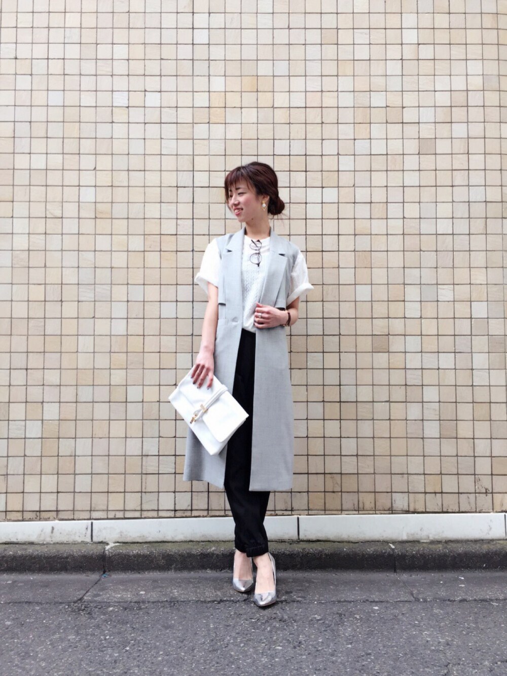 「ロングジレ、ベスト、ジョガーパンツ、レース、オトナカジュアル、オトナ女子、ヘアアレンジ、シンプル、黒パンツ」｜「Paradise PicnicのParatiisi レースＴブラウス（シャツ/ブラウス、ホワイト系）」を使った、chiiiiiさん（レディース・161cm）の春コーディネートの1枚目の写真