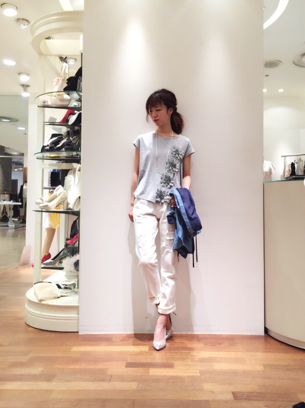 「 グレー、ホワイトデニム、クラッシュデニム、春コーデ、お花見、 ピクニック、シルバーパンプス、 フラワー、メタリックシューズ」｜「Paradise PicnicのSRIC シフォン×テンセルサテンドレープジャケット（その他アウター、ブルー系）」を使った、chiiiiiさん（レディース・161cm）の春コーディネートの1枚目の写真