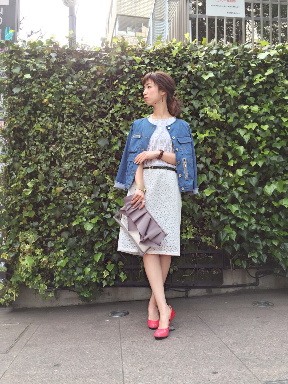「デニム、パンプス、シンプル、クラッチバッグ、赤、レース、デート、春コーデ、 白、ワンピース×デニム」｜「Paradise PicnicのSRIC デニムノーカラー4ポケットジャケット（デニムジャケット、ブルー系）」を使った、chiiiiiさん（レディース・161cm）の春コーディネートの1枚目の写真
