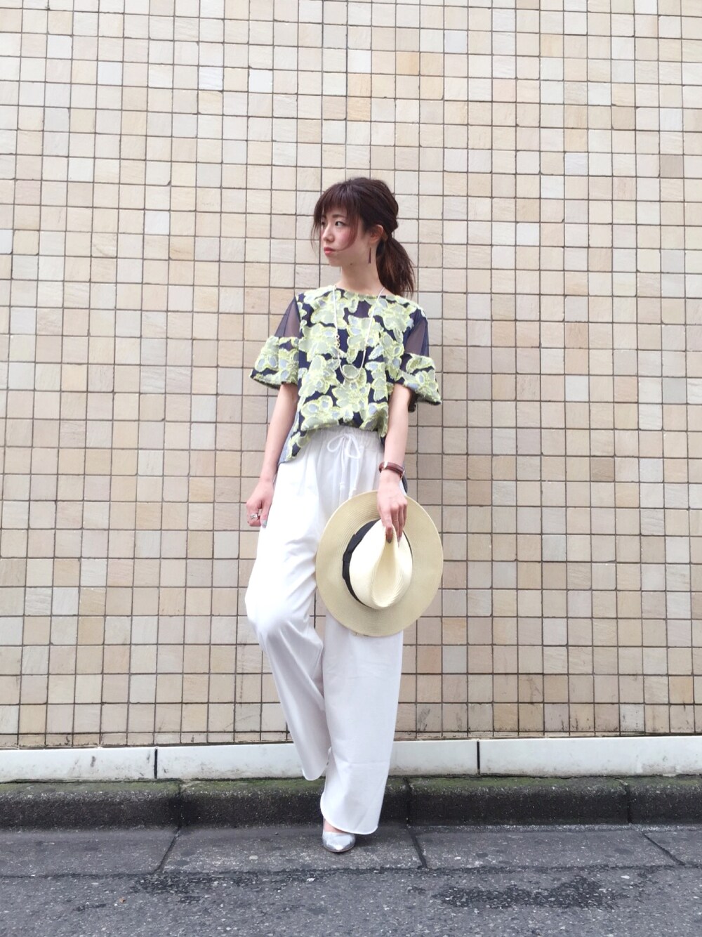「デニム、花柄、 ブルー、 ホワイト、 ワイドパンツ、楽チンコーデ、 シンプルコーデ、オトナカジュアル、 フラワー、 ゆるコーデ」｜「Paradise PicnicのフラワーカットJQ異素材切替TOP（トップス、ブルー系）」を使った、chiiiiiさん（レディース・161cm）の春コーディネートの1枚目の写真