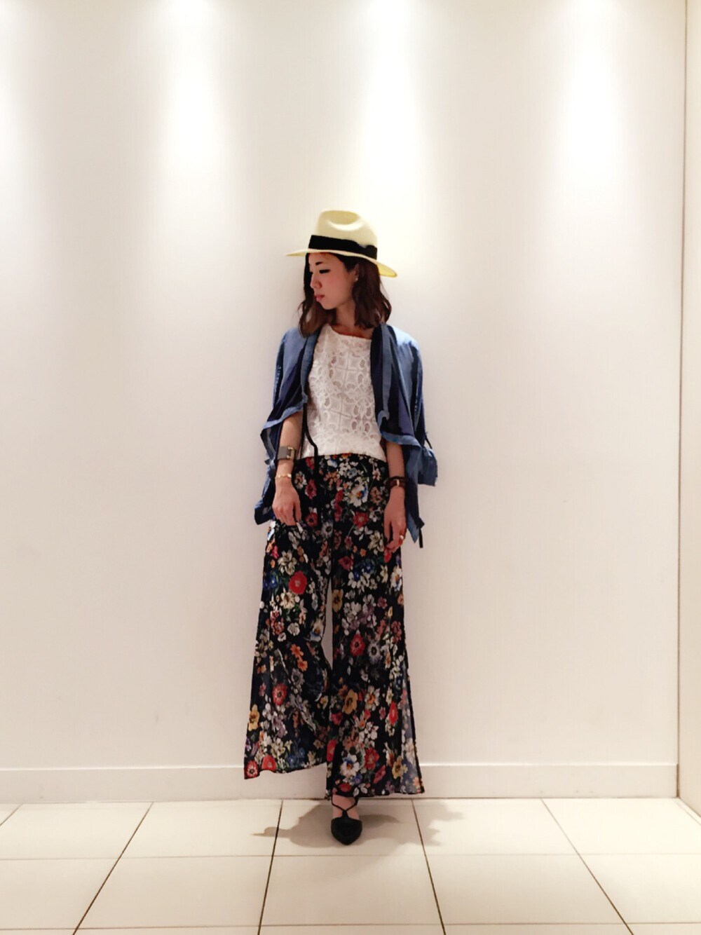 「ワイドパンツ、ootd、カジュアルコーデ、レース、花柄、リゾートスタイル、レースアップシューズ、ハット、夏、夏コーデ」｜「Paradise PicnicのSRIC シフォン×テンセルサテンドレープジャケット（その他アウター、ブルー系）」を使った、chiiiiiさん（レディース・161cm）の春コーディネートの1枚目の写真