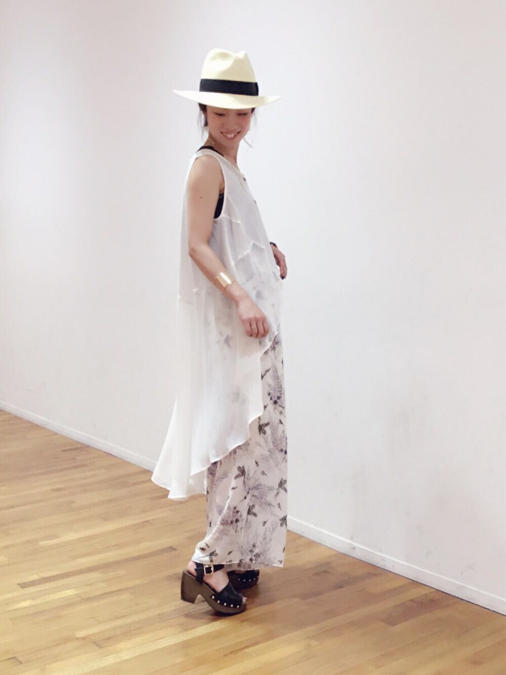 「夏コーデ、シンプルコーデ、ワイドパンツ、柄パンツ、シフォン、ロングシャツ、ツバ広ハット、バングル、サボ、きれいめカジュアル」｜「Paradise Picnicのアイテム（シャツ/ブラウス、ホワイト系）」を使った、chiiiiiさん（レディース・161cm）の夏コーディネートの1枚目の写真