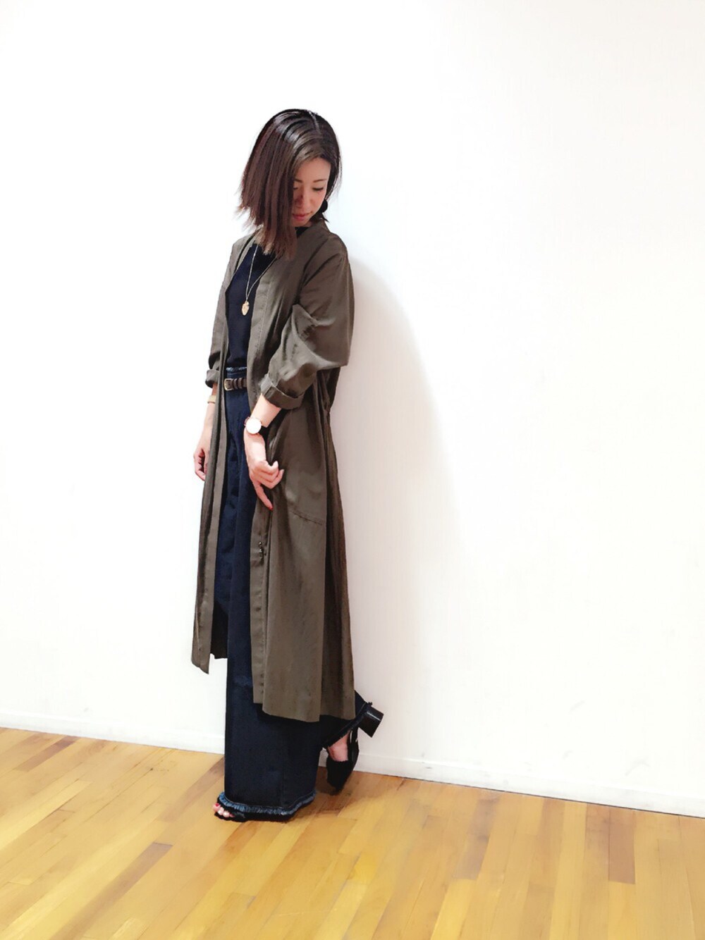 「カットオフ、デニムワイドパンツ、デニム、ロングカーディガン、ファーサンダル、ボトルネック、オトナカジュアル、カーキ、秋コーデ、大人カジュアル」｜「Paradise Picnicのアイテム（ジャケット/アウター、グリーン系）」を使った、chiiiiiさん（レディース・161cm）の夏コーディネートの1枚目の写真