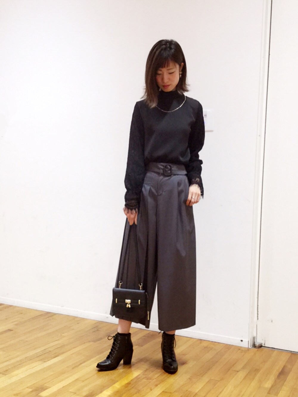 「ブラック、シンプル、モノトーン、秋のコーデ、プリーツ、ブラウス、ワイドパンツ、レースアップシューズ、ショルダーバッグ、レトロ」｜「Paradise Picnicのアイテム（シャツ/ブラウス、ブラック系）」を使った、chiiiiiさん（レディース・161cm）の秋コーディネートの1枚目の写真