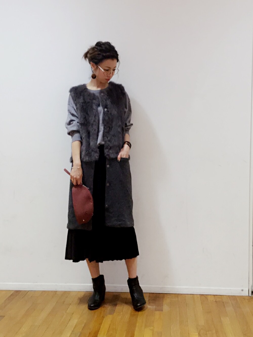 「ワントーンコーデ、秋のコーデ、カジュアル、大人カジュアル、プリーツスカート、ジレ、ファーベスト、ootd、ねずみ、ポーチ」｜「Paradise PicnicのTitilate Valet ラビットファー×ニットジレ（その他アウター、グレー系）」を使った、chiiiiiさん（レディース・161cm）の秋コーディネートの1枚目の写真