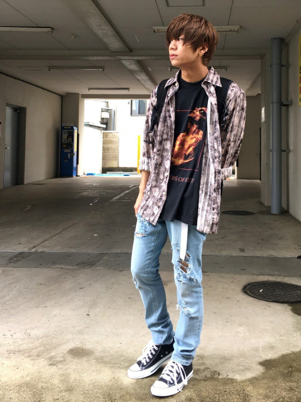 ブラック系のスニーカー、ブルー系のデニムパンツ、ピンク系のシャツ/ブラウスを着用したメンズの春コーディネートの1枚目の写真