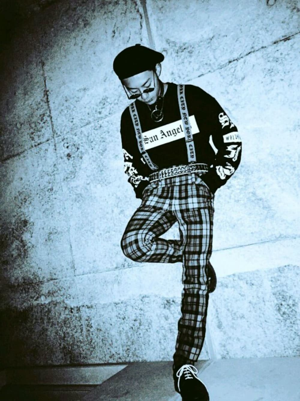 ブラック系のブーツ、オレンジ系のサスペンダー、ブラック系のハンチング/ベレー帽を着用したメンズの冬コーディネートの1枚目の写真