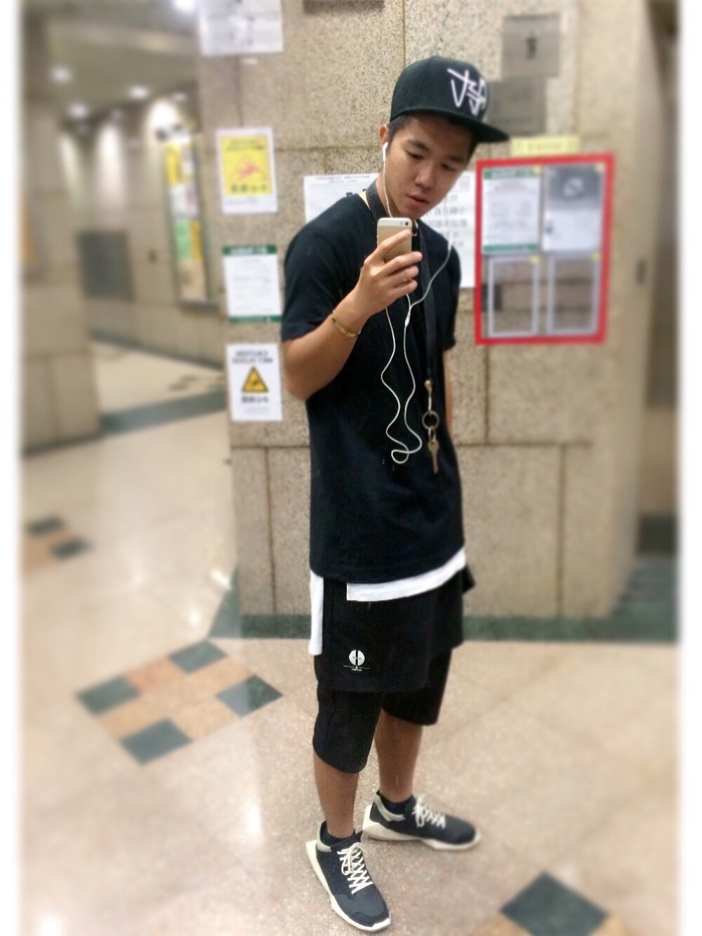「saluteのアイテム（その他パンツ、ブラック系）」を使った、Lucas Koさん（メンズ・175cm）の春コーディネートの1枚目の写真