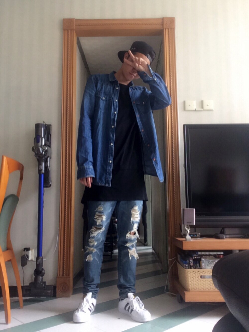 「adidasのアイテム（スニーカー、ホワイト系）」を使った、Lucas Koさん（メンズ・175cm）の春コーディネートの1枚目の写真