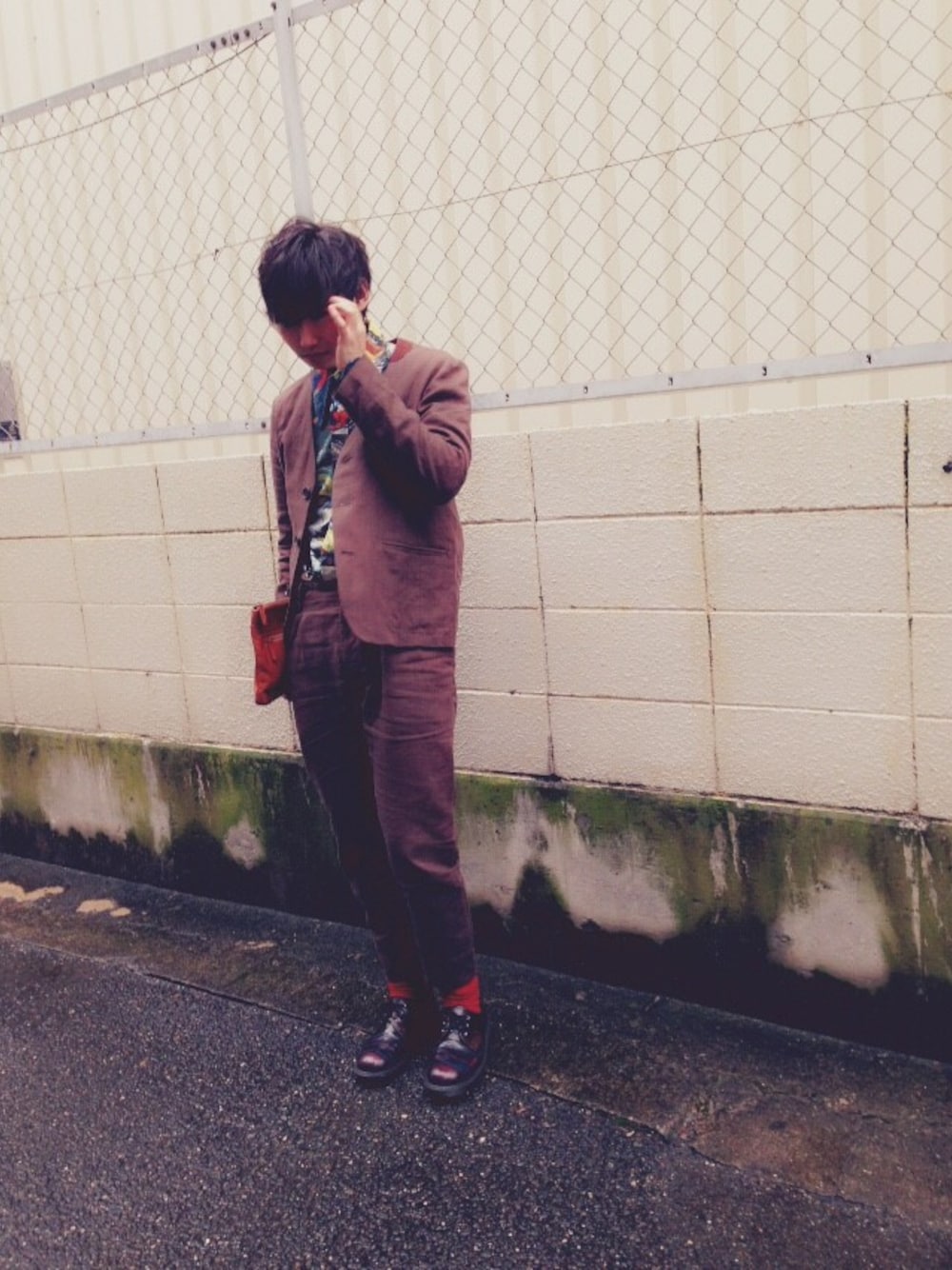 ブラウン系のセットアップ、ブラウン系のセットアップ、グリーン系のシャツ/ブラウスを着用したメンズの秋コーディネートの1枚目の写真