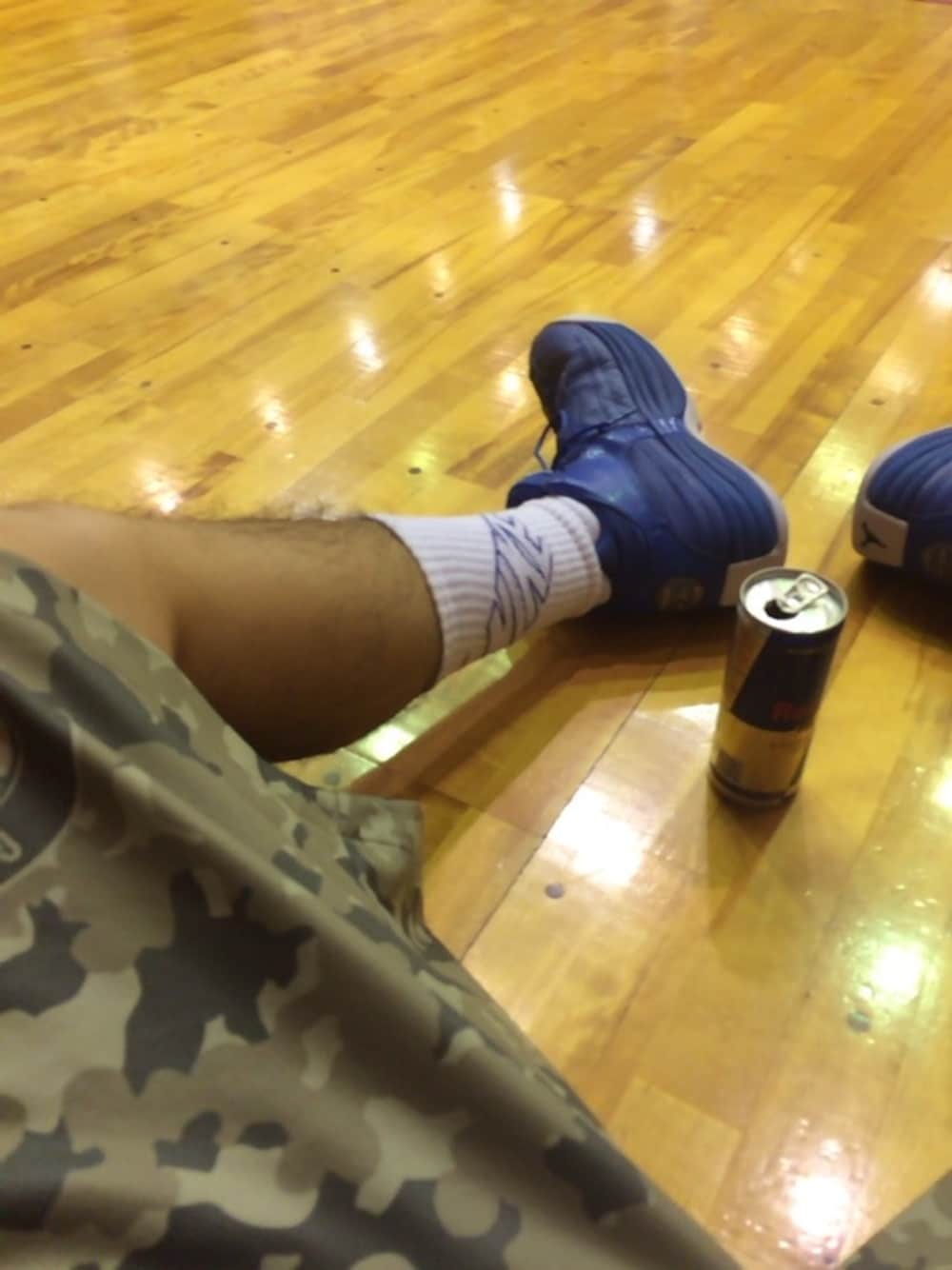 「AIR JORDAN、BasketBall、迷彩、camouflage、白×青、バスケット」｜「AIR JORDANのアイテム（スニーカー、ブルー系）」を使った、sh!nさん（メンズ・176cm）の秋コーディネートの1枚目の写真