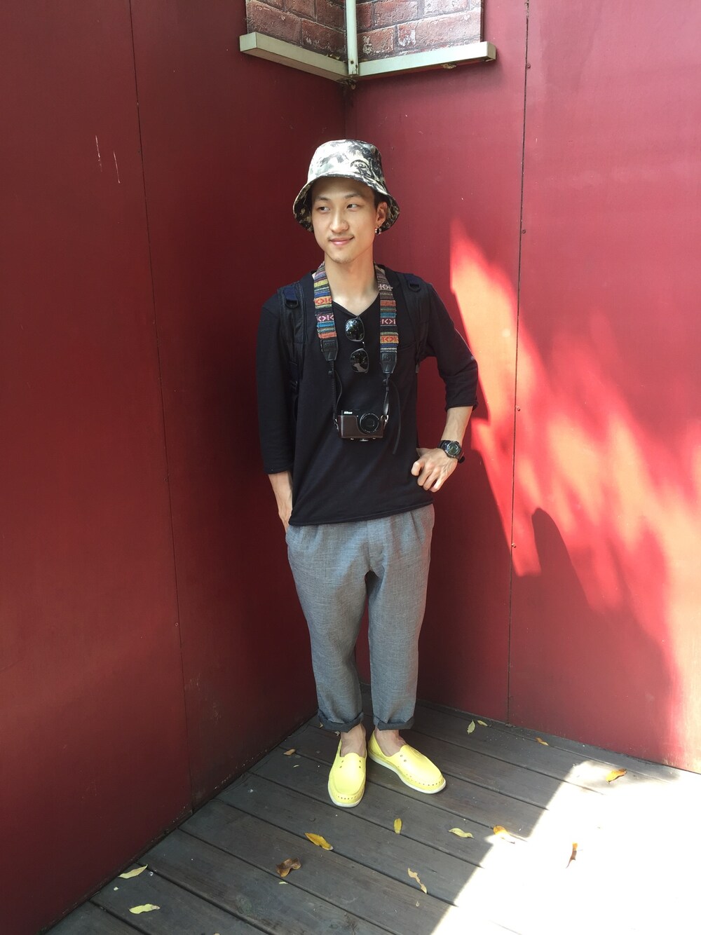 「GUのアイテム（Tシャツ/カットソー、ブラック系）」を使った、Ellis Leeさん（メンズ・173cm）の春コーディネートの1枚目の写真