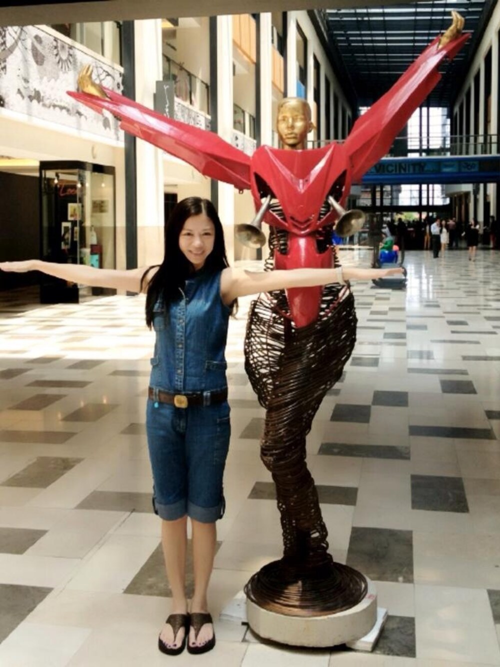 「Guessのアイテム（シャツワンピース、ブルー系）」を使った、Cindy Po 傅麗玲さん（レディース・165cm）の春コーディネートの1枚目の写真