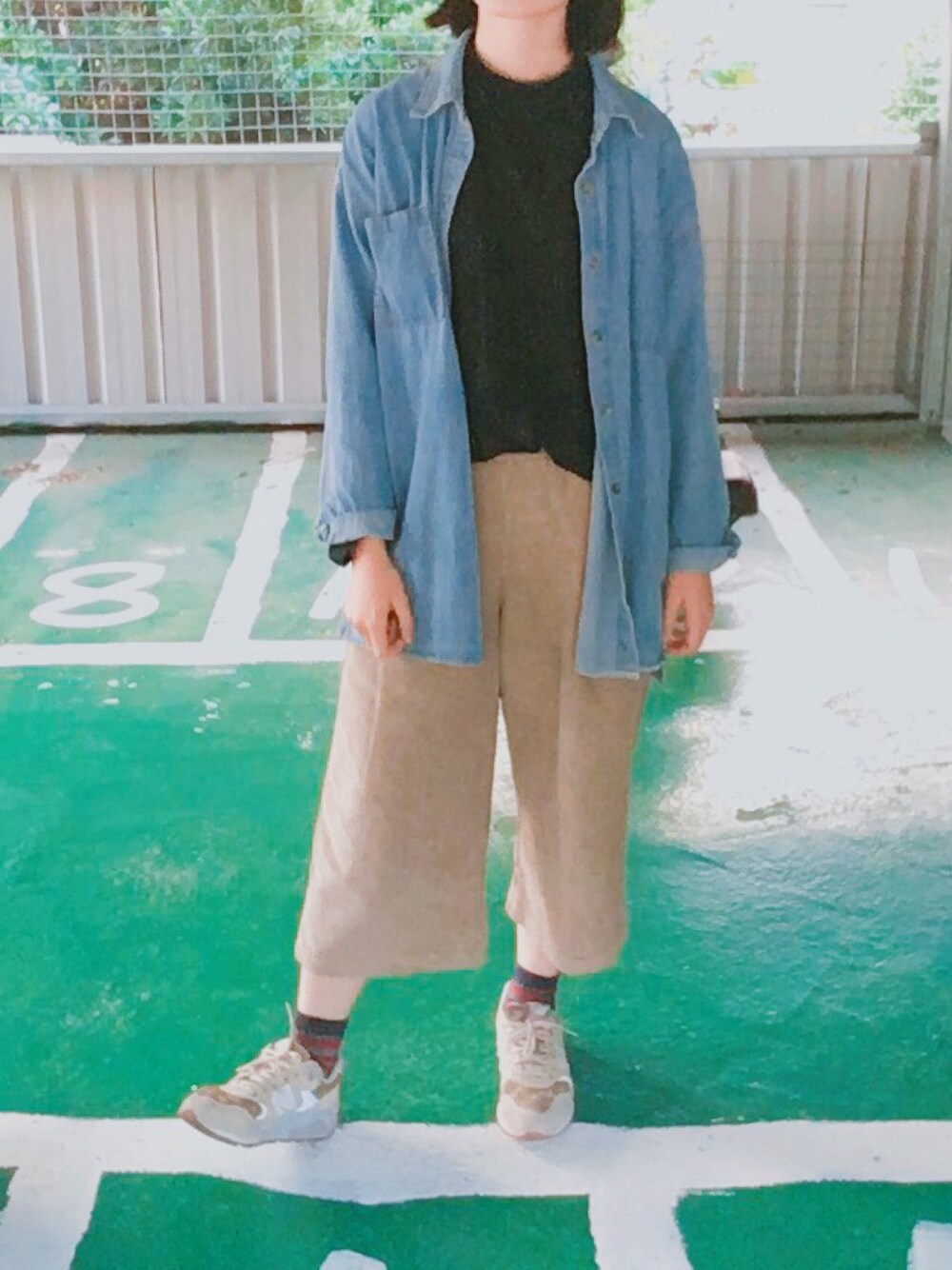 「NEW BALANCEのアイテム（シューズ、ベージュ系）」を使った、思慧さん（レディース・163cm）の秋コーディネートの1枚目の写真