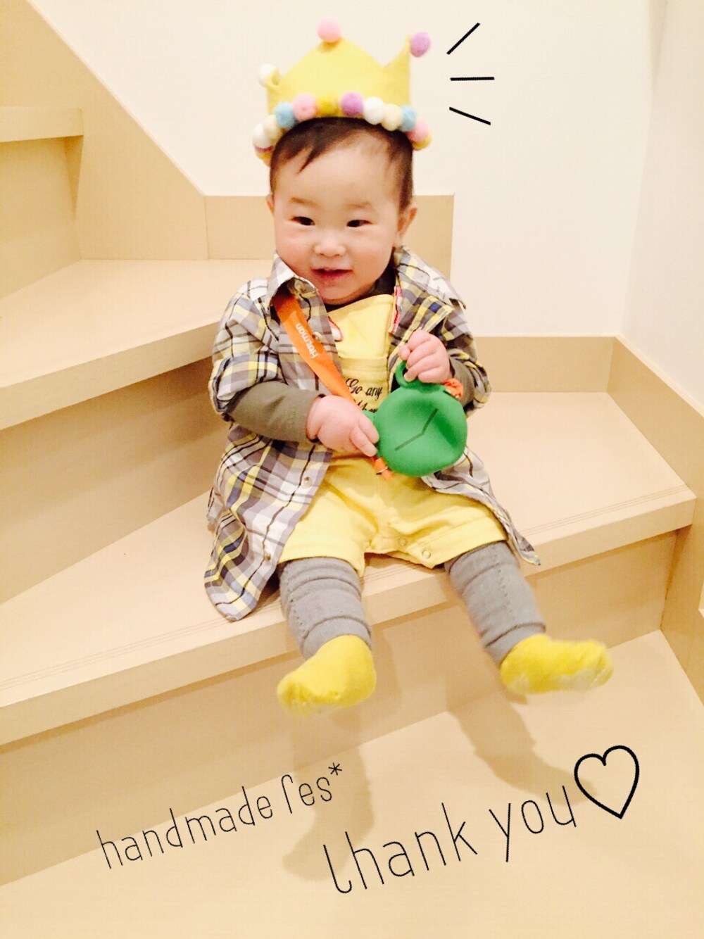 イエロー系のシャツ/ブラウス、イエロー系のサロペット/オーバーオール、イエロー系のハットを着用したキッズの冬コーディネートの1枚目の写真