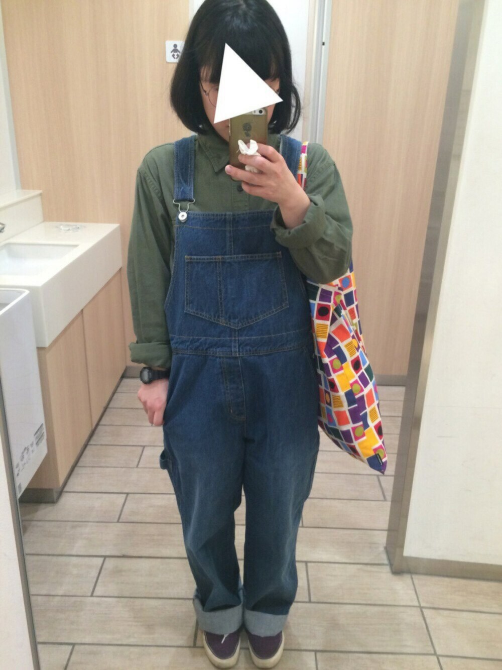 「はるコーデ、シンプル、オーバーオール、エコバッグ、スニーカー、ユニクロ、ミリタリー、ネネット、PAR ICI」｜「UNIQLOのアイテム（トップス、グリーン系）」を使った、mana3238さん（レディース・148cm）の春コーディネートの1枚目の写真