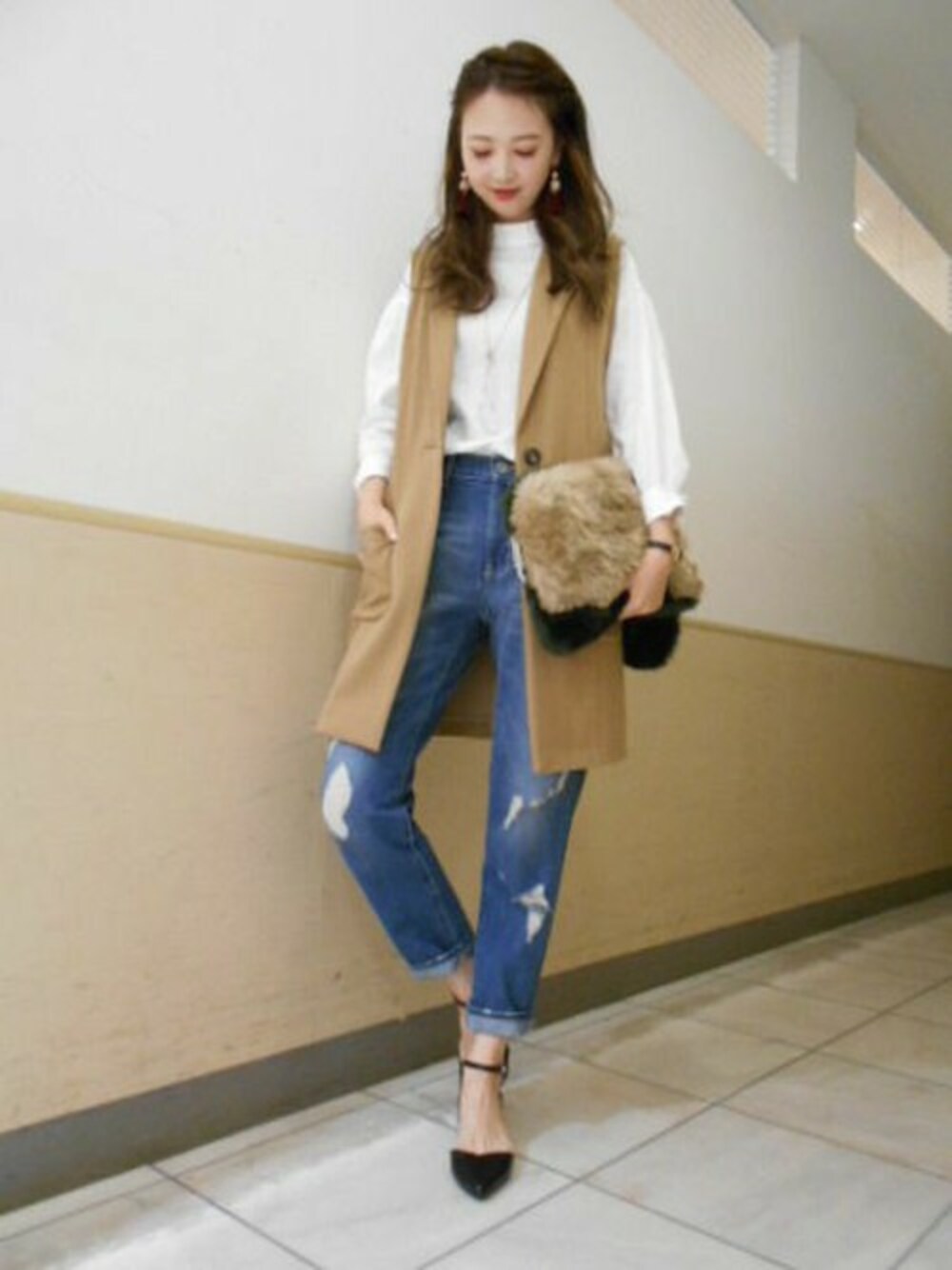 「デニム、JEANASiS、ベスト、キャメル、ジレ、クラッシュデニム」｜「JEANASISのネックロールシャツ8S/569803 （シャツ/ブラウス、ホワイト系）」を使った、runrunさん（レディース・168cm）の秋コーディネートの1枚目の写真