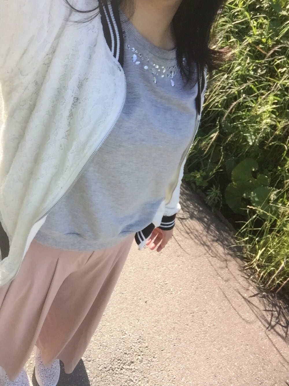 「プチプラ、ユニクロ、スカンツ、レースブルゾン、スリッポン、大学生、卒論、ピンク、しまむら、feminine cafe」｜「しまむらのアイテム（Tシャツ/カットソー、グレー系）」を使った、Ayakaさん（レディース・163cm）の春コーディネートの1枚目の写真