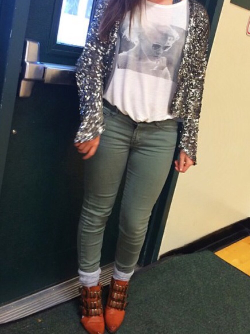 「sequins」｜「Abercrombie&Fitchのアイテム（その他アウター、グレー系）」を使った、Colette Smithさん（レディース・163cm）の秋コーディネートの1枚目の写真