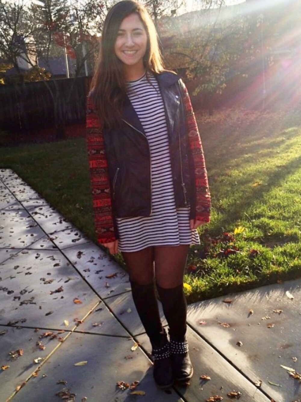 「stripes、leather、thrifted」｜「Brandy Melvilleのアイテム（チュニック、ブラック系）」を使った、Colette Smithさん（レディース・163cm）の秋コーディネートの1枚目の写真