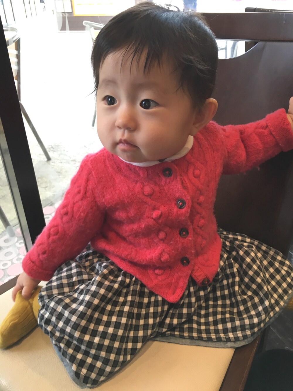 「ベビー、ベビーコーデ、生後８ヶ月、ベビー服、ベビーファッション、プチバトー、ビームス、ユナイテッドアローズ、あかちゃんコーデ、こどもコーデ」｜「PETIT BATEAUのアイテム（ニット/セーター、レッド系）」を使った、moamomoさん（キッズ・80cm）の冬コーディネートの1枚目の写真