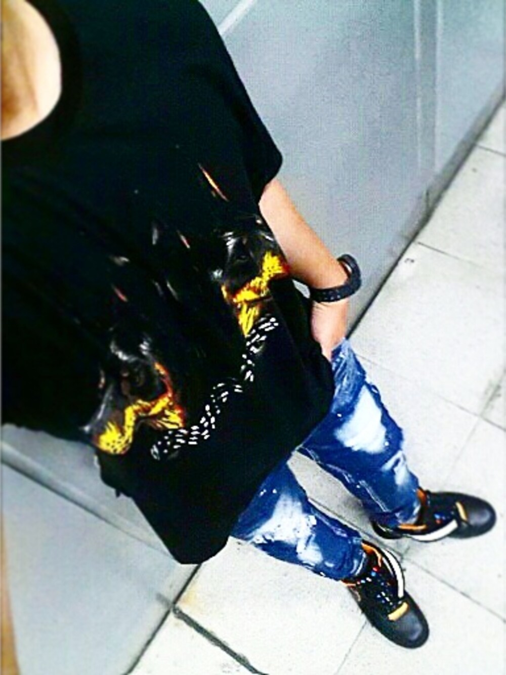 「GIVENCHY、niketisci」｜「GIVENCHYのアイテム（Tシャツ/カットソー、ブラック系）」を使った、fragmentさん（メンズ・178cm）の秋コーディネートの1枚目の写真