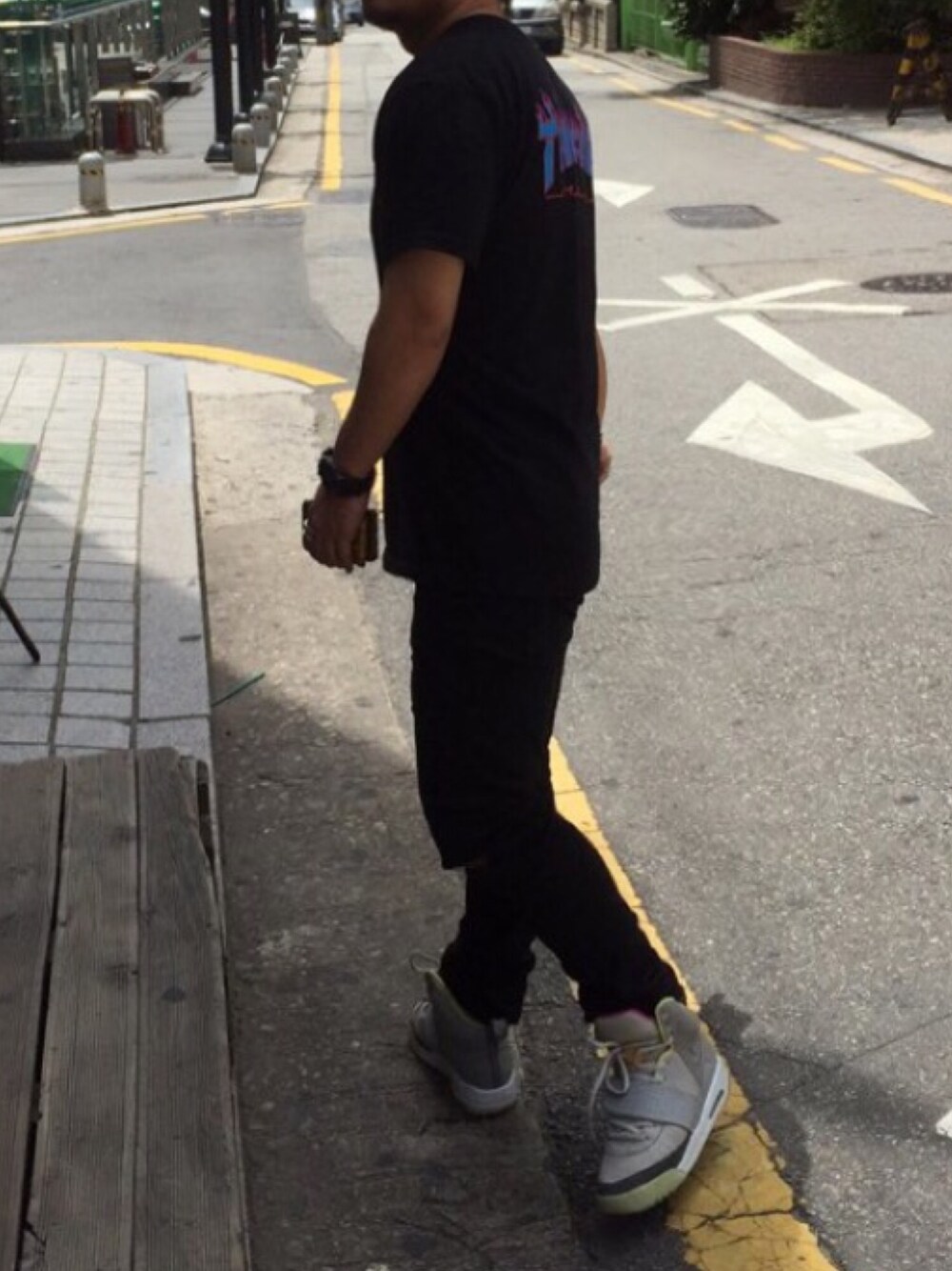 「supreme、THRASHER、thrasherxsupreme、supreme x thrasher」｜「NIKEのアイテム（スニーカー、グレー系）」を使った、fragmentさん（メンズ・178cm）の夏コーディネートの1枚目の写真