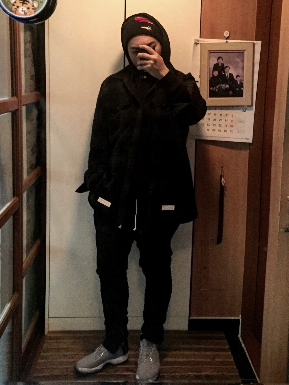 「supreme、off white、H&M、AIR JORDAN」｜「off whiteのアイテム（シャツ/ブラウス、ブラック系）」を使った、fragmentさん（メンズ・178cm）の冬コーディネートの1枚目の写真