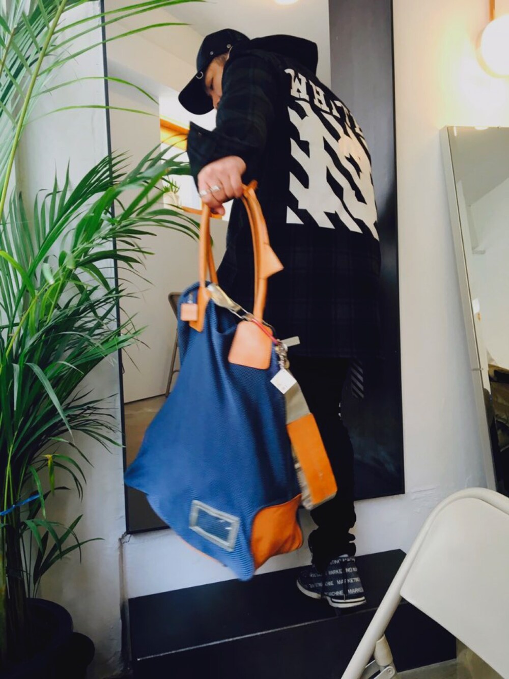 「visvim、off white、RAF SIMONS、EASTPAK、mastermind JAPAN、mmj、COMME des GARCONS」｜「RAF SIMONSのアイテム（ショルダーバッグ、ブルー系）」を使った、fragmentさん（メンズ・178cm）の冬コーディネートの1枚目の写真