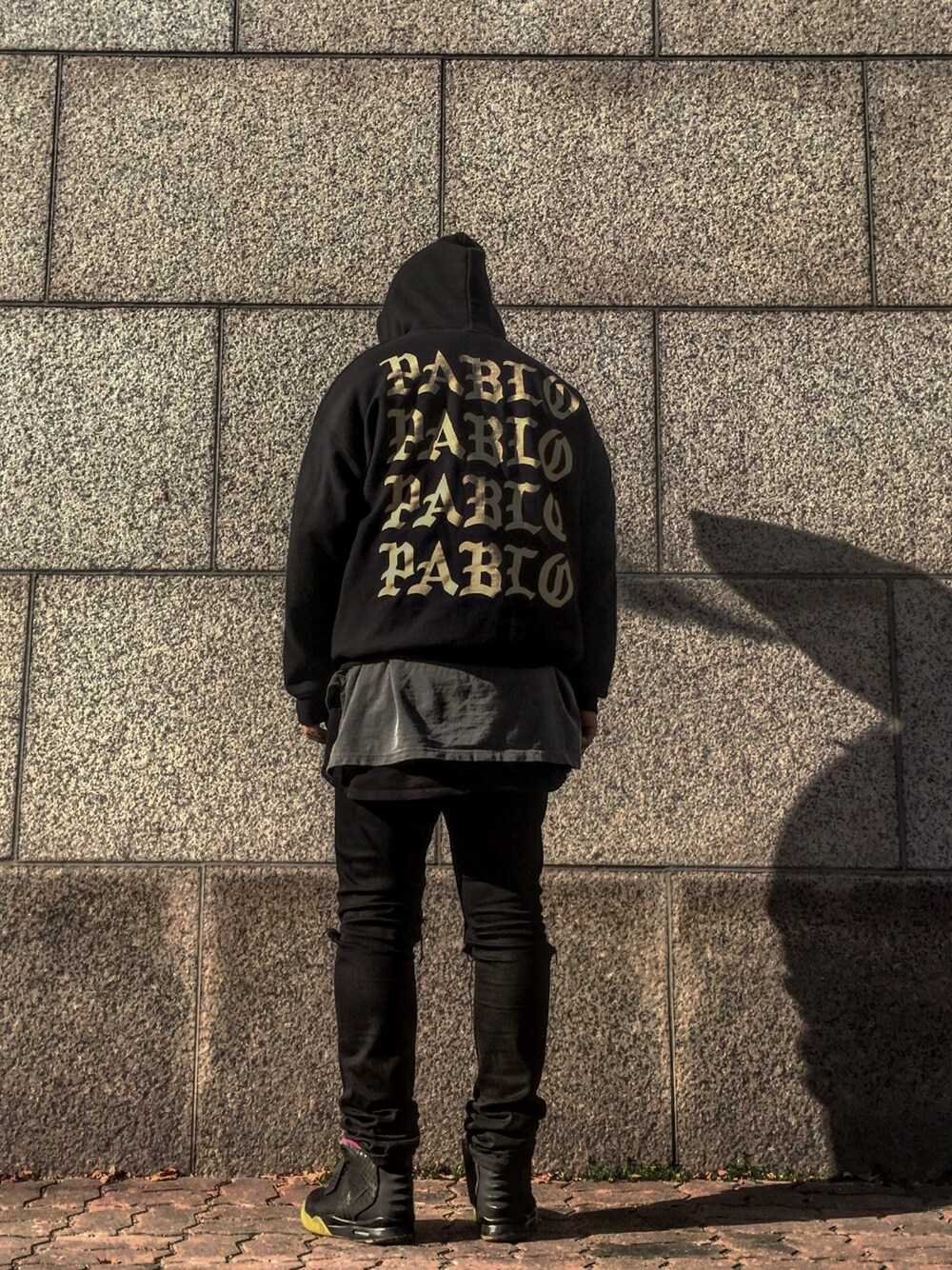 「airyeezy、ifeellikepablo、KanyeWest、uniformbridge、ootd、outfit、streetstyle」｜「Kanye Westのアイテム（パーカー、ブラック系）」を使った、fragmentさん（メンズ・178cm）の冬コーディネートの1枚目の写真